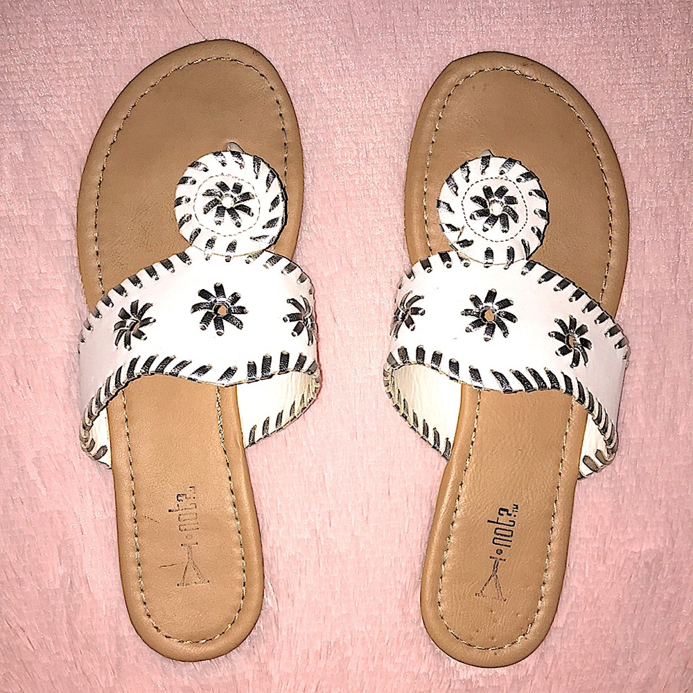 (EUC) Y.not? White and Silver Leather Sandals